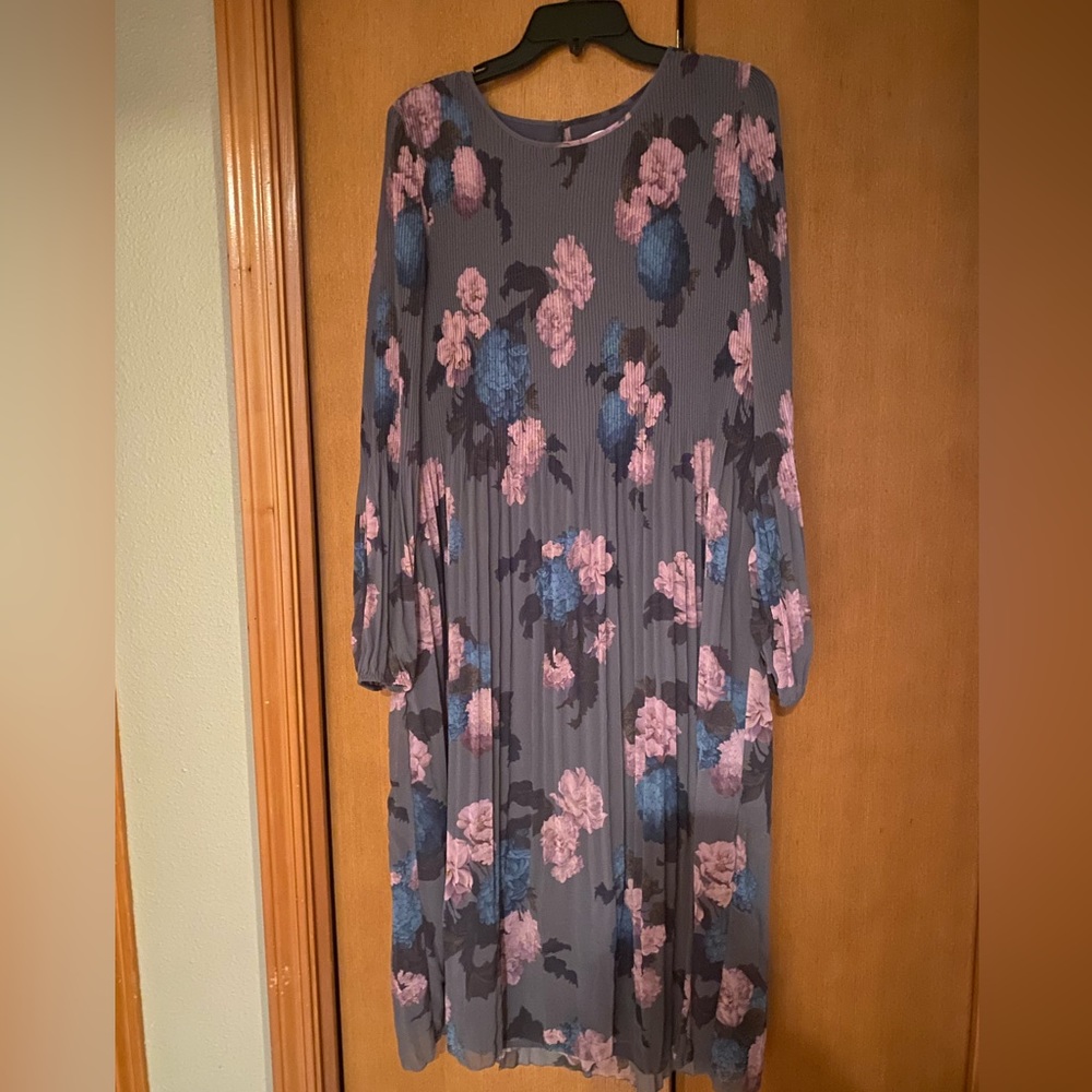 NWT Aritzia Daydreamer MIDI dress in XL.  Brand new never been worn.